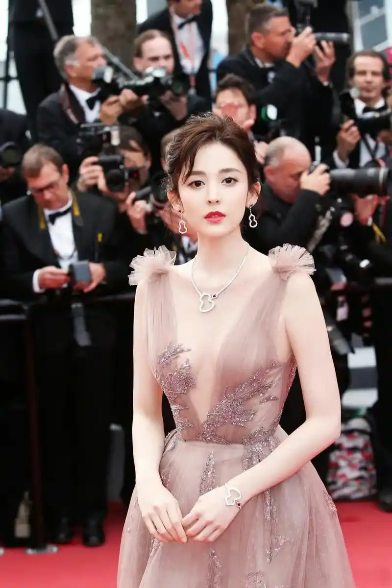 金星在直播中再次回应了之前吐槽女明星穿深v礼服走红毯时却刻意捂着