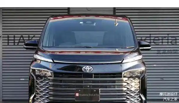 新款丰田voxy来了造型更霸气空间大增7座20引擎侧滑门