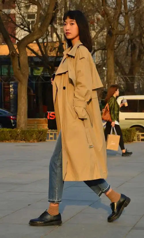 三里屯街拍:衣袂飘飘的风衣美女
