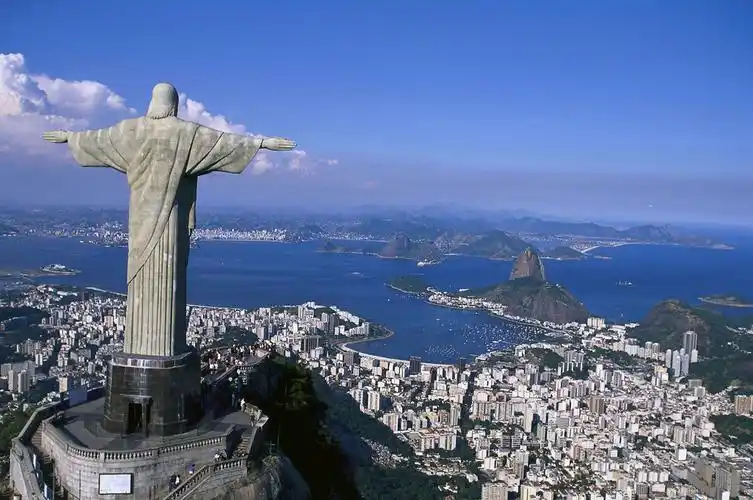 要是能坐直升飞机掠过这个著名景点更是别有风味.