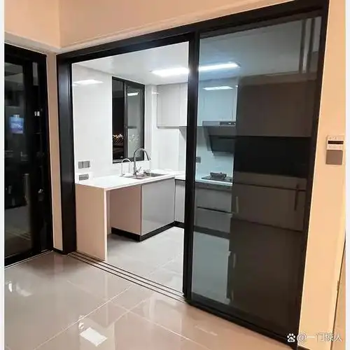 厨房铝合金推拉门是现代家居中常见的门类型,而选择适合的玻璃对于