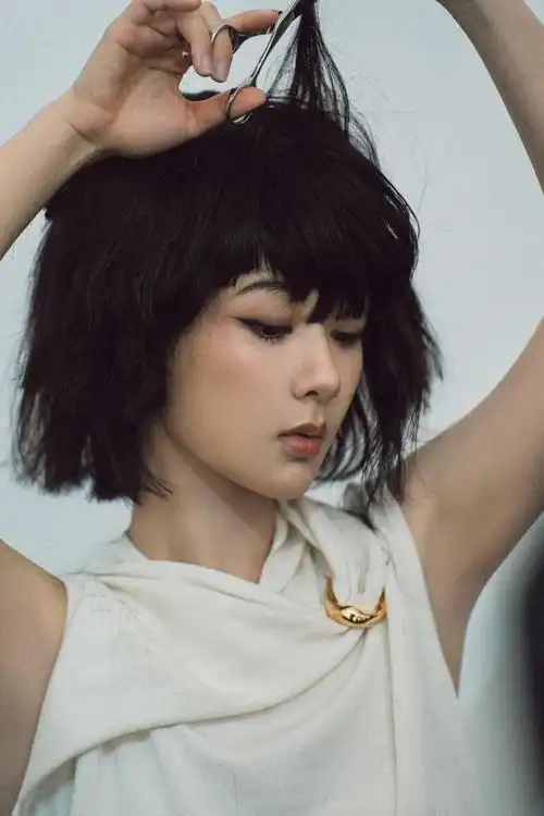 杨紫复古齐刘海造型真的越来越美越来越百变了