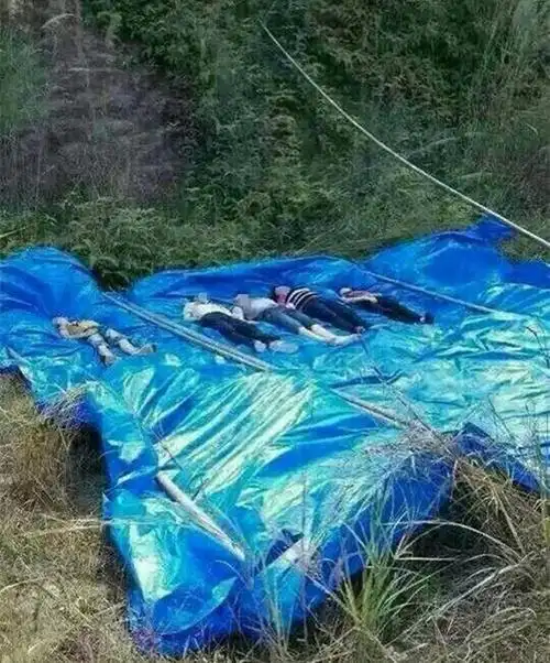 图为七人尸体已被打捞起来.