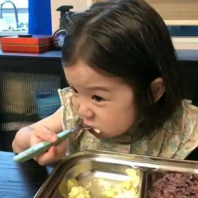 林知晚微信可爱萌娃吃东西头像