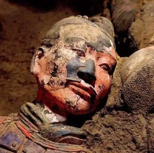 回顾兵马俑是活人烧制1974年一尊兵马俑开裂真相水落石出