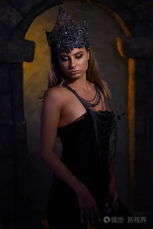 哥特式公主的肖像.美丽的年轻黑发妇女在金属冠