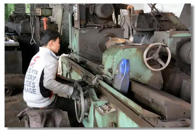 车间里正在忙碌的工人