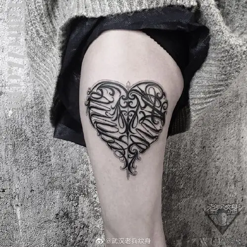 大腿爱心花体英文纹身作品