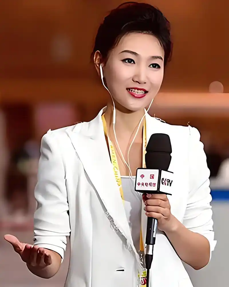 李梓萌:走上另一条人生大道 李梓萌,央视的知名主持人,以其高出勤率和