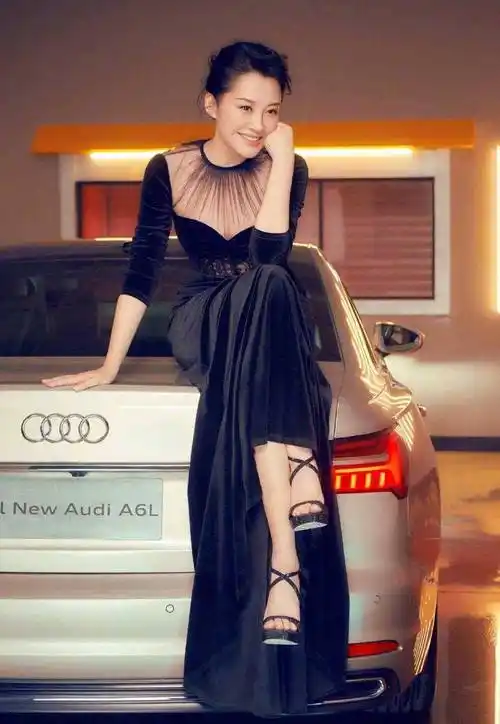 许晴出席活动笑靥如花,蓝色方领连衣裙,复古气质十足_领口_时尚_裙子