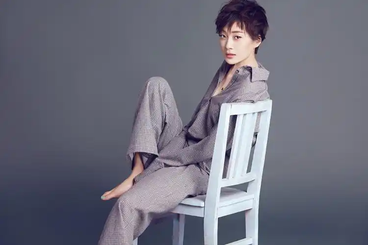 徐梵溪英伦风写真曝光演绎自在随性魅力组图