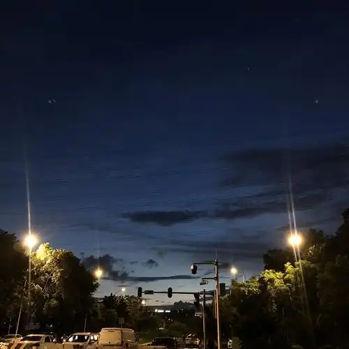 晚上的天空也太蓝了吧