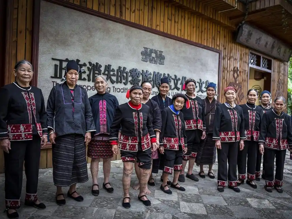 云南这支少数民族,村寨老人全身文身,连脸都不放过