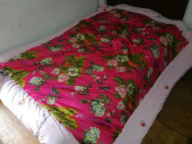 传统的包边花被子