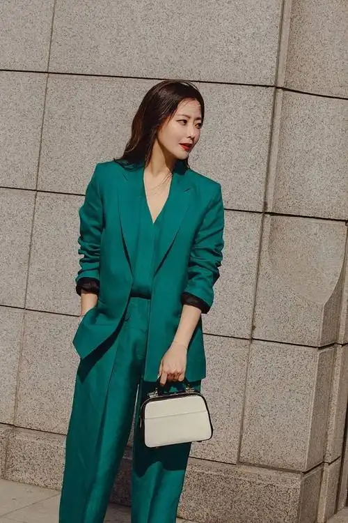 金喜善穿的这一款没有西装领,显得脖子更为修长,衣服下摆是斜切设计款