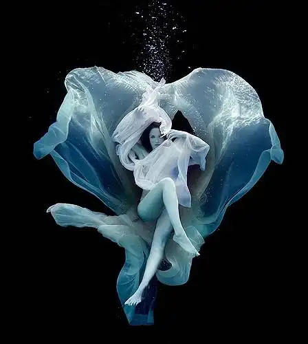 惊艳你的灵魂!最唯美的水下艺术!