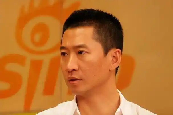 回顾周杰靠种米身价过亿出门必戴帽子口罩隐忍多年才大彻大悟