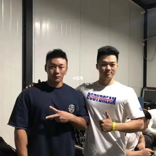 从此踏入了健身行业2019年的时候见到了鹿家门的席鑫大佬,见到了梦想