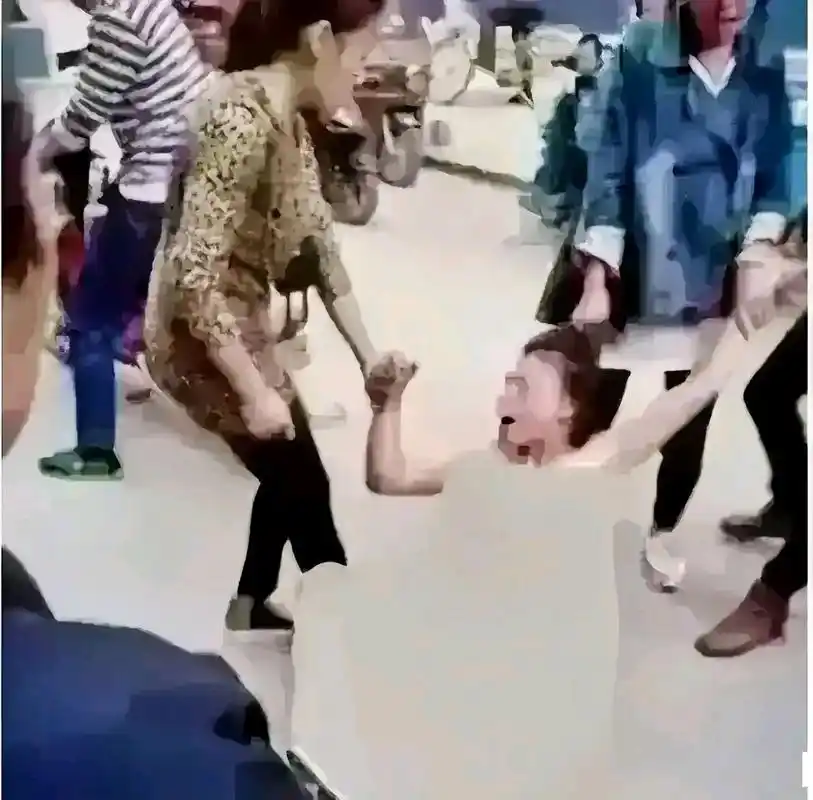 原配带着亲友找到小三,将小三的衣服扒光,拉着小三的两只手在小区内拖