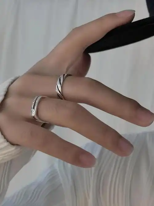 男生戒指戴法每个男生的手指都应该有一点配饰做点缀!