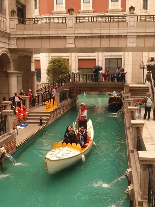 上海普陀区的威尼斯小镇,位于金沙江路真北路118广场2018.10.20.