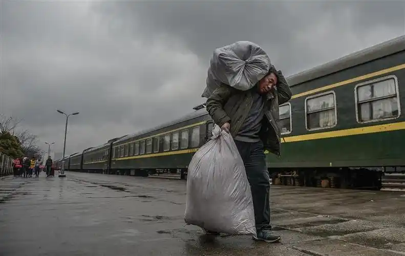 驻马店的打工者马栋梁正拖拽着老家带来的沉重的行李再次来到浙江务工