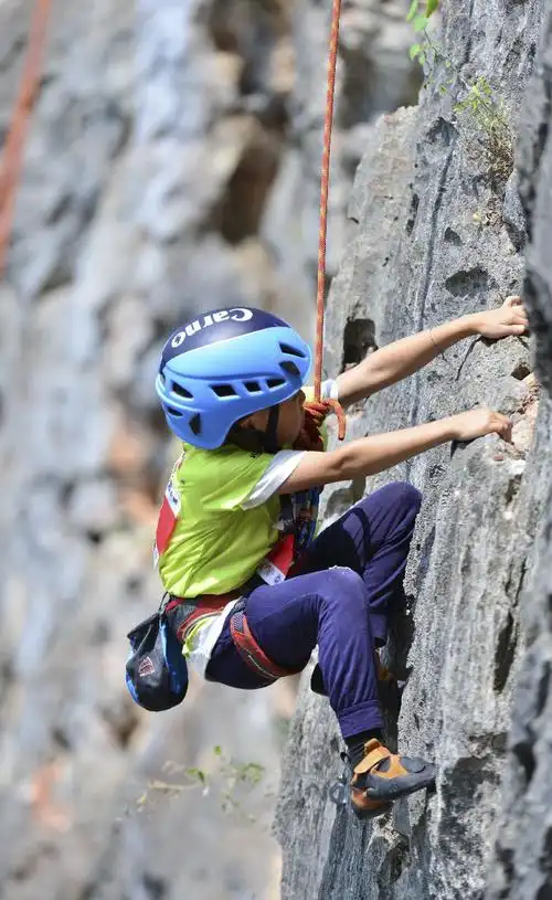 小营员在岩壁上奋力攀爬