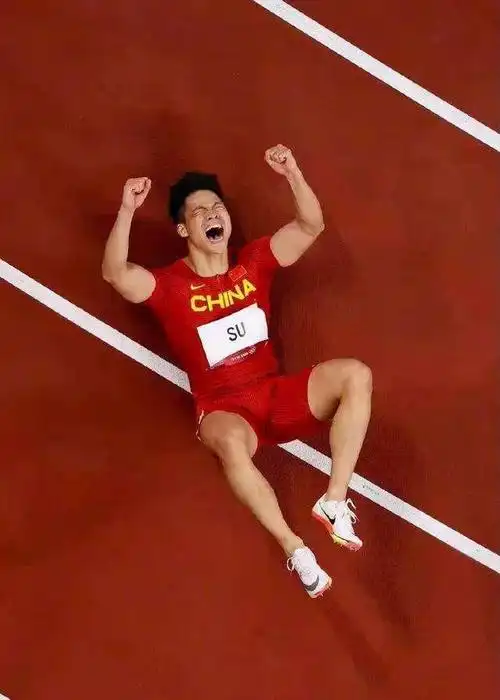 苏炳添照片高清壁纸(苏炳添高清壁纸#田径#)_i体育
