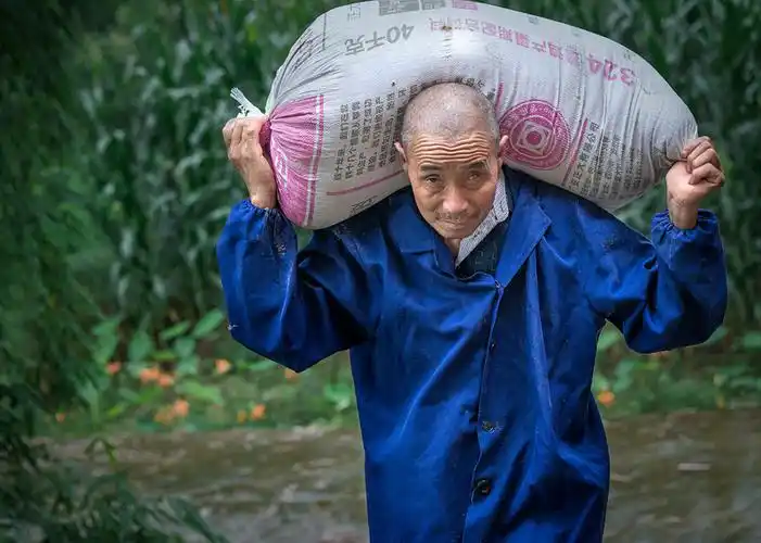 王统德除了种植庄稼,家庭养殖外,有时间还到镇上去帮人家扛包挣钱.