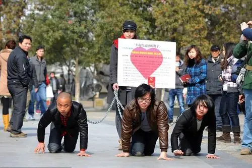 行为艺术令人费解 男子扮狗呼吁男女平等