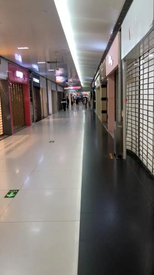 广州体育西路地下商业街,晚上七点半.