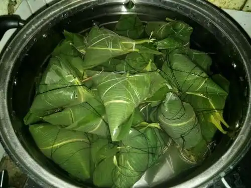 煮粽子该用冷水还是热水?掌握这些技巧,粽子香糯可口,没有硬心