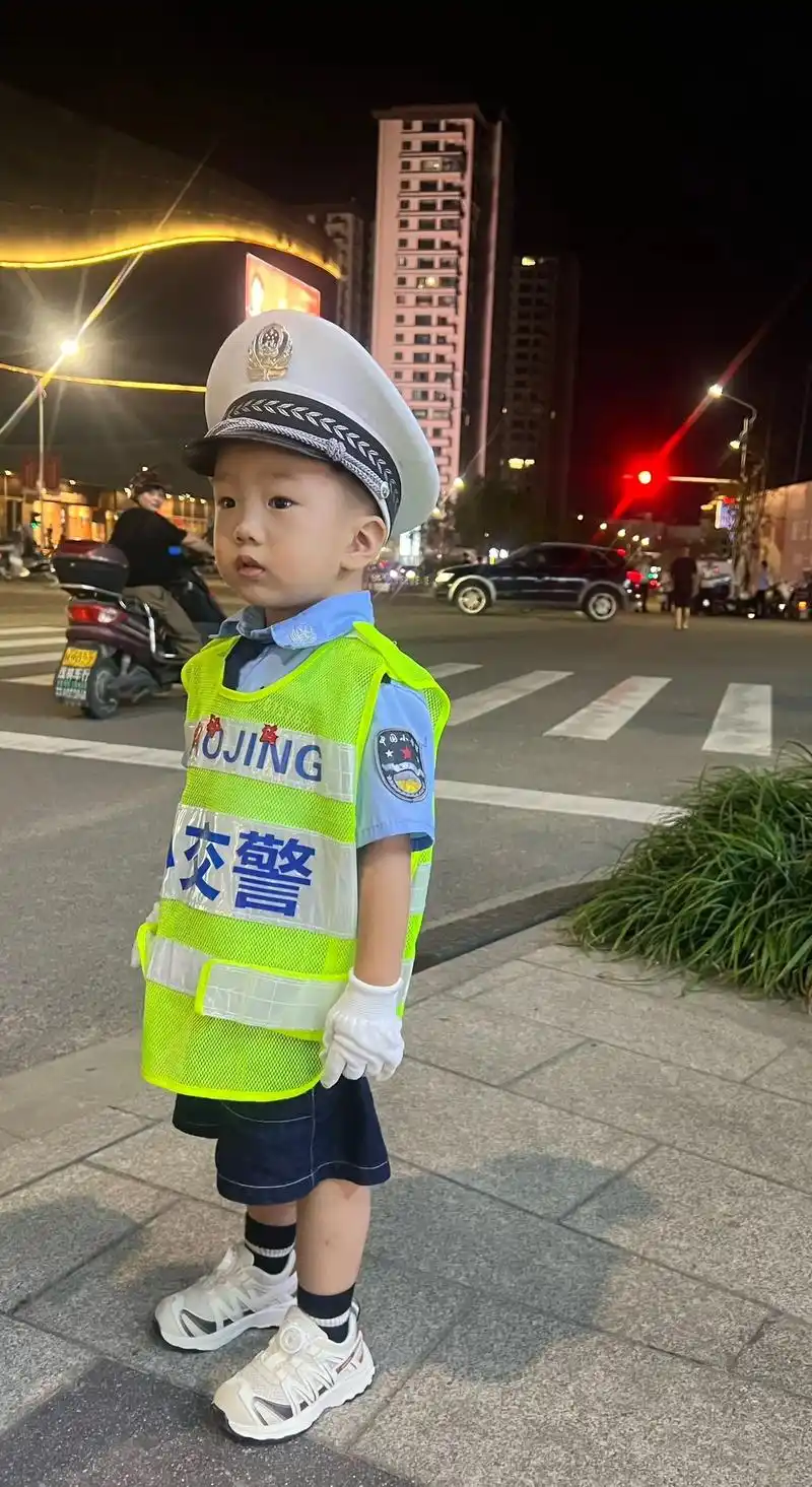 交通安全 我来宣传我是小小小交警"不可以闯红灯""不可以 - 抖音