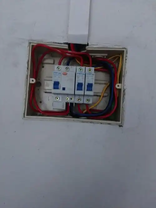 家里的保险丝烧坏了怎么修?