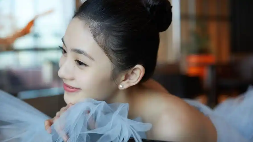 眼睛明亮清纯少女刘浩存养眼迷人高清壁纸