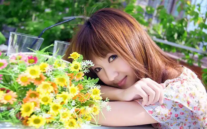 青春阳光活力美女壁纸