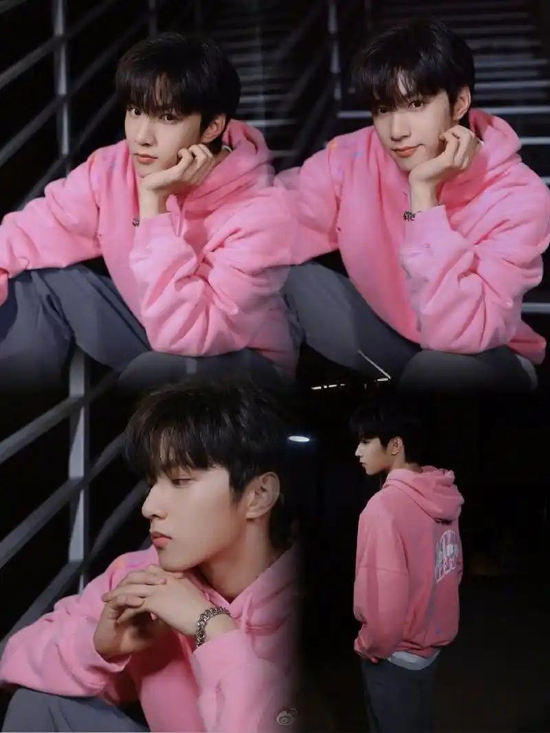 穿粉色卫衣的刘耀文也太好看了吧,来看看帅气的小哥哥