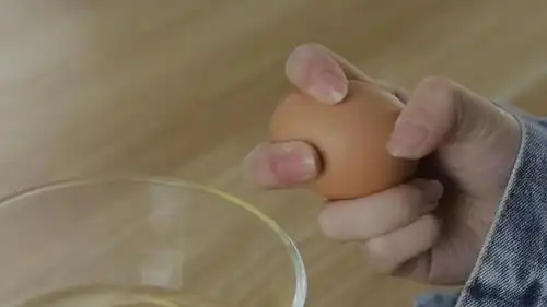 打鸡蛋,10个人8个会搞错,学会这个小方法,单手打鸡蛋比双手还快