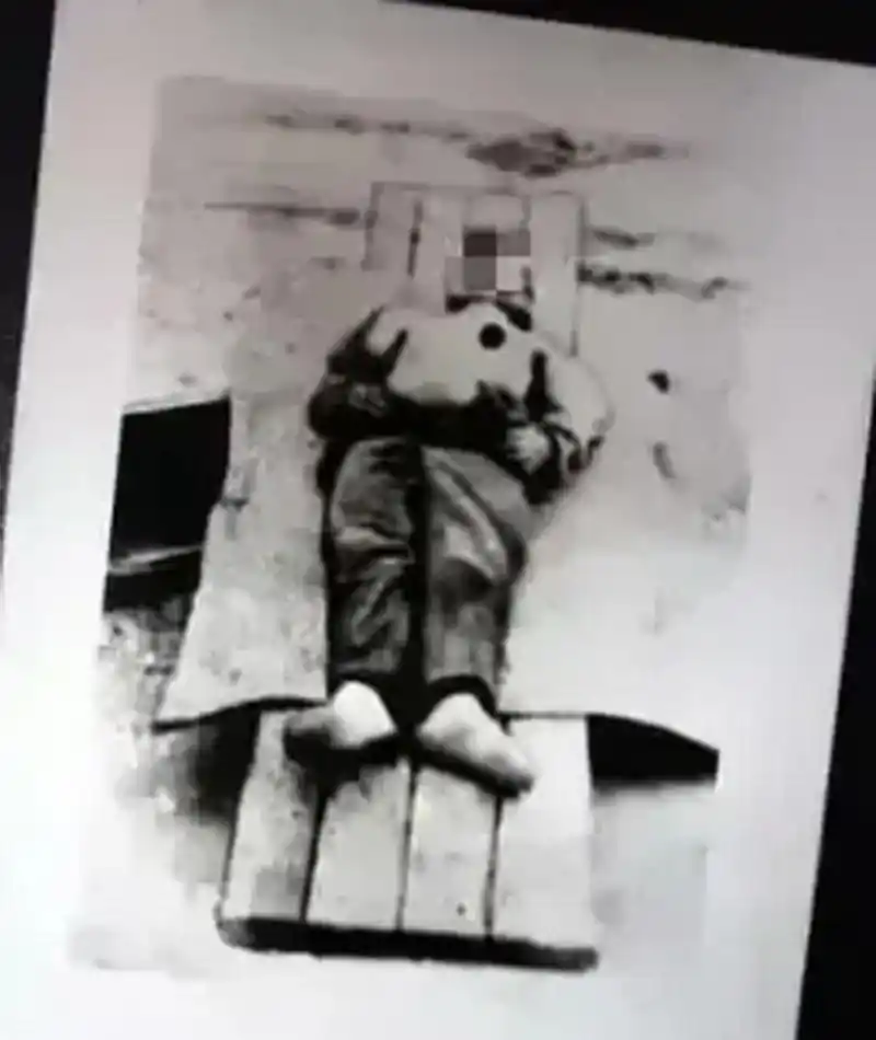 1995年,深圳,女死刑犯被押往刑场时,留下的一张老照片,照片中,这名女