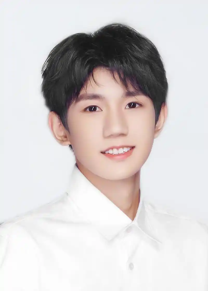 王源伪证件照get,五官标致的小哥哥