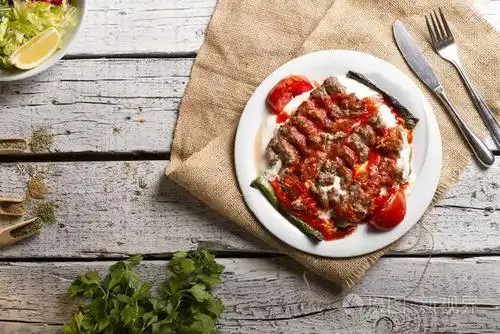 提供在木制表面的美味菜肴的俯视图