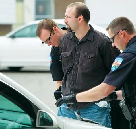 「强盗爸爸」威廉派克遭到警方逮捕时的情景.(图/取自网路)