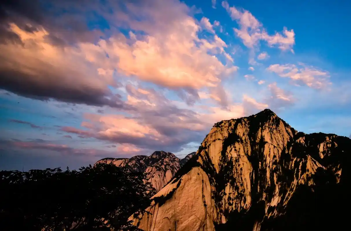 陕西华山景区傍晚现日照金山和火烧云美景_新浪看点