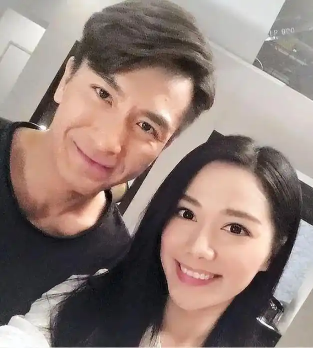 马国明汤洛雯卡点晒婚纱照甜蜜拥吻亲友祝福公主王子配一脸