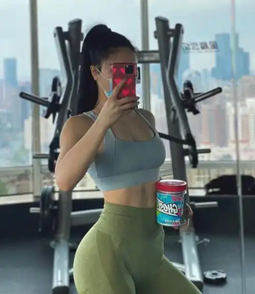 身材超棒的"小辣椒-j3",练出完美人鱼线,坚持锻炼有收获