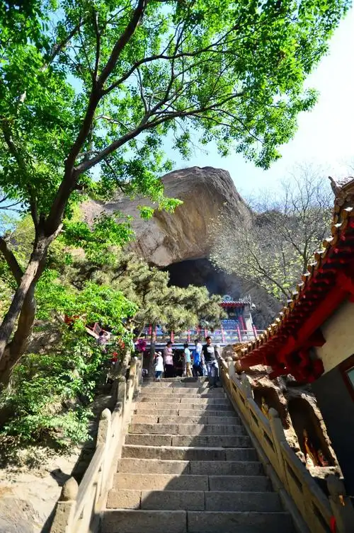 观音洞嘛顾名思义这里是个超级大山洞不深但是很高里面有观音菩萨的