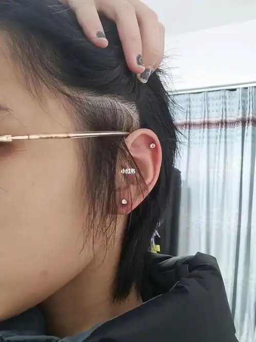 说到做到立刻跑去打耳洞