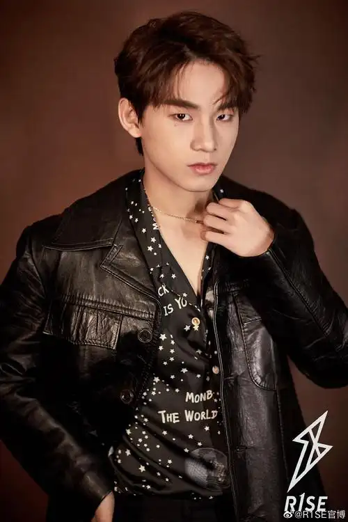 r1se官博发个人红毯造型照片啦 更新完了