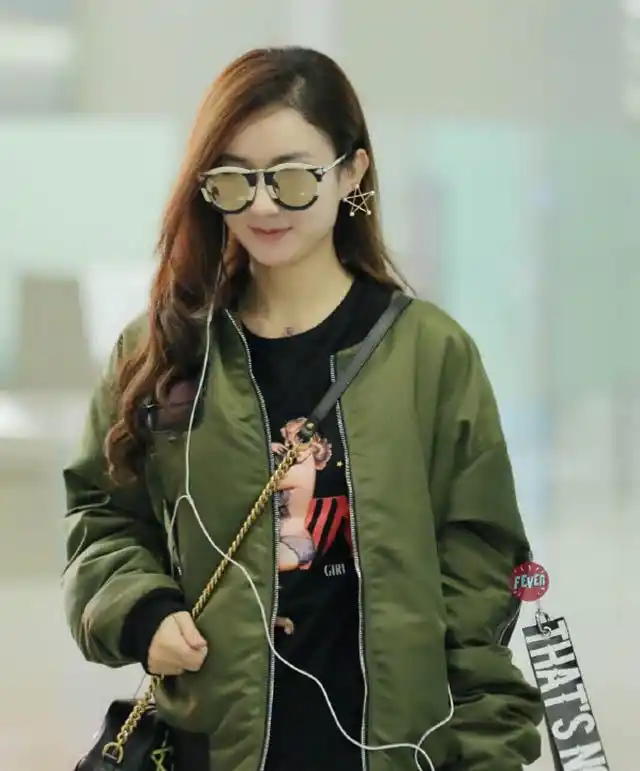 1/9 赵丽颖机场街拍,穿绿外套如邻家少女