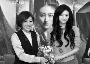 age音乐三巨头之一"神思者"来到北京,与电影《战国》的女主角景甜一起